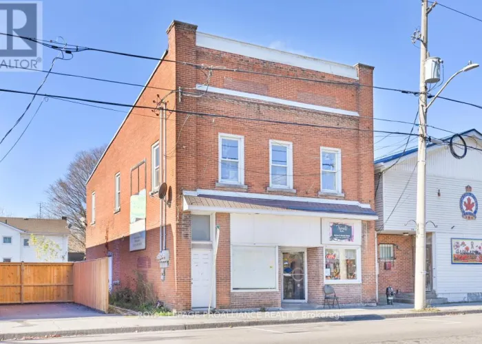 Front facade of 208 Victoria Street N in Tweed
